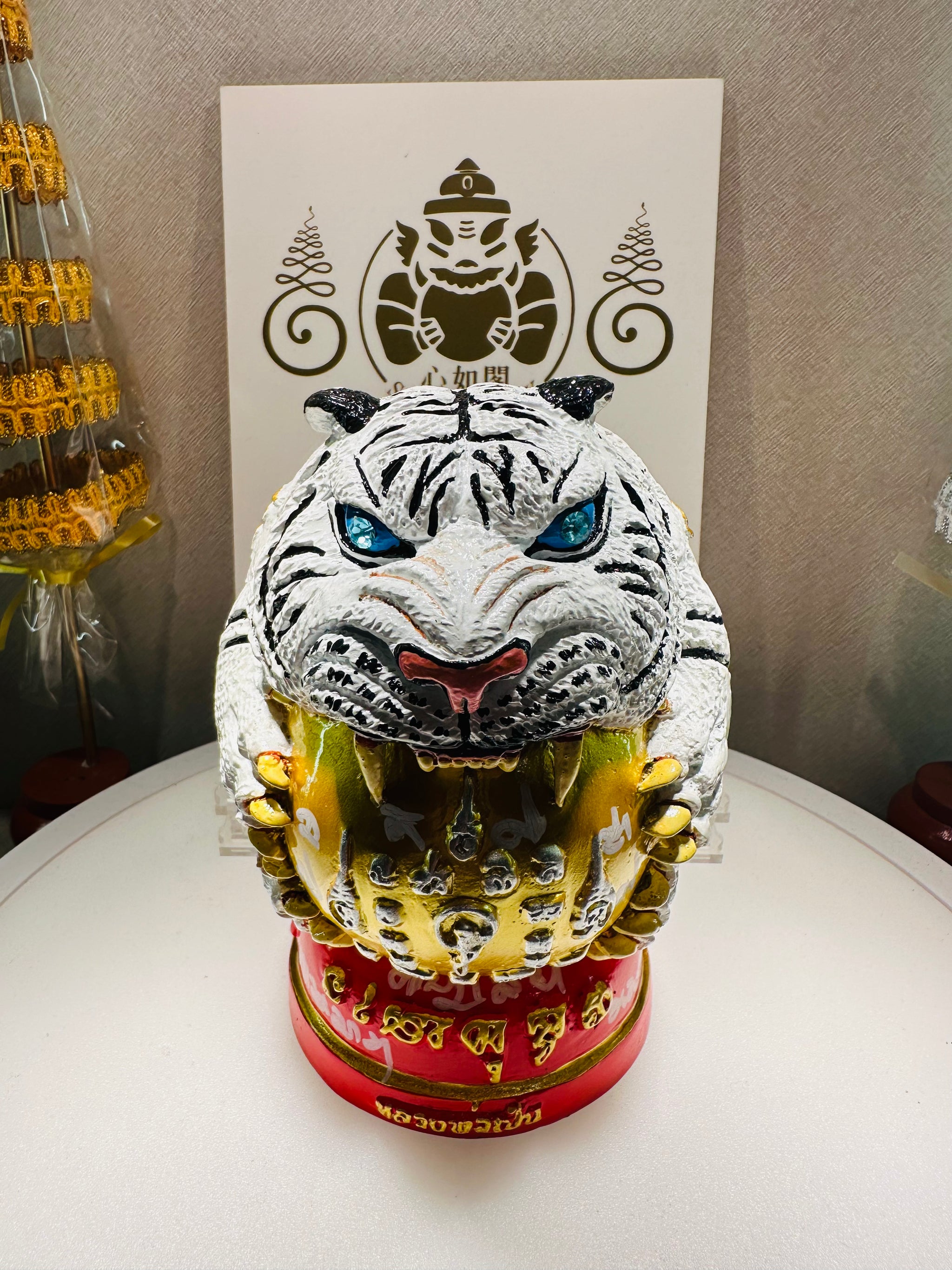 龍婆本廟供請最著名聖物之一✨ 非常可愛又有威嚴既聖物老虎抱糖🐯招財