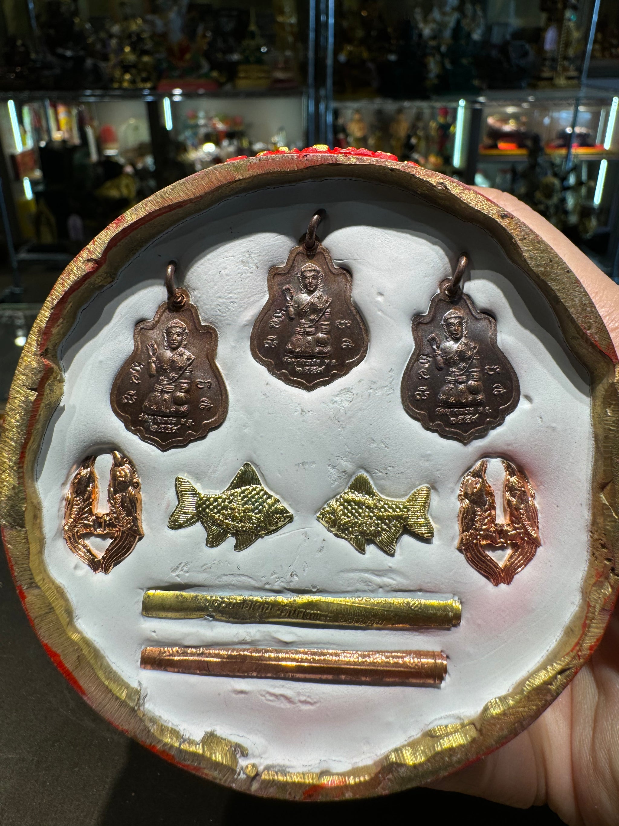龍婆本廟供請最著名聖物之一✨ 非常可愛又有威嚴既聖物老虎抱糖🐯招財